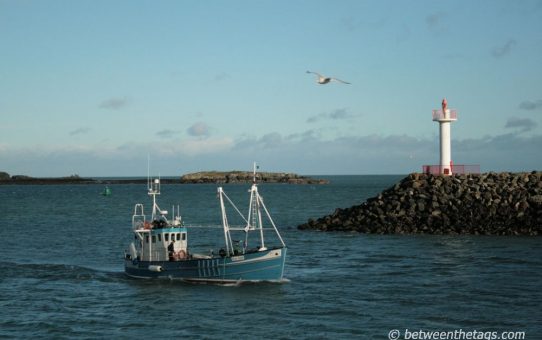 Schiff und Leuchtturm